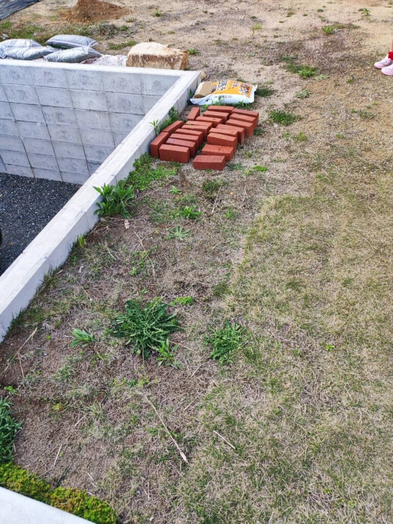 簡単　花壇の作り方　レンガブロック　花壇ブロック　モルタルなし